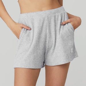 Alo Yoga Muse Short - white - size small